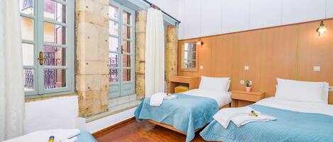 Basic trippelrum | VÀrdeförvaringsskÄp pÄ rummet, gratis wi-fi och sÀngklÀder