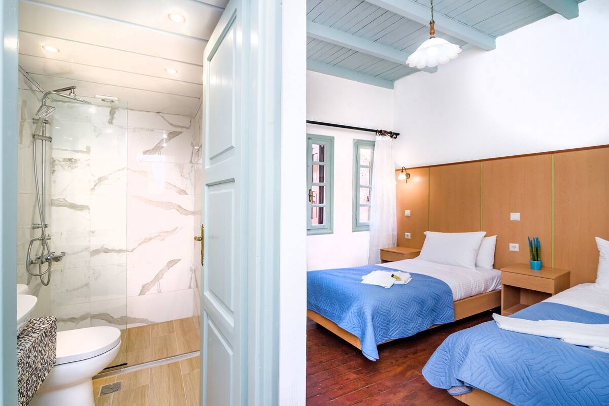 Basic Twin Room | In-room safe, WiFi (free), bed sheets
