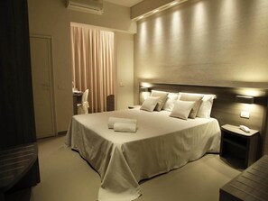 Superior Quadruple Room | Down comforters, pillowtop beds, minibar, in-room safe - Hotel Crystal (Pietrasanta)
