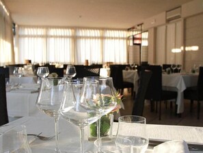 تقديم الإفطار، أطباق البحر المتوسط، إطلالات على الحديقة