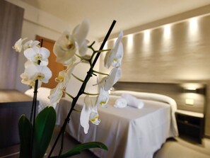 ألحفة محشوة بالريش وأسرّة بطبقة علوية مريحة وميني بار وخزنة داخل الغرفة