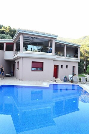 Seasonal outdoor pool, open 10:00 AM to 8:00 PM, pool umbrellas - Michaelangelo (Parga)