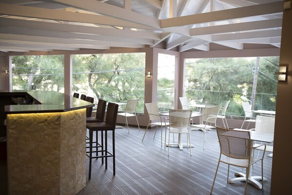 朝食 (ビュッフェ)、毎日提供 (1 名様 15 EUR)