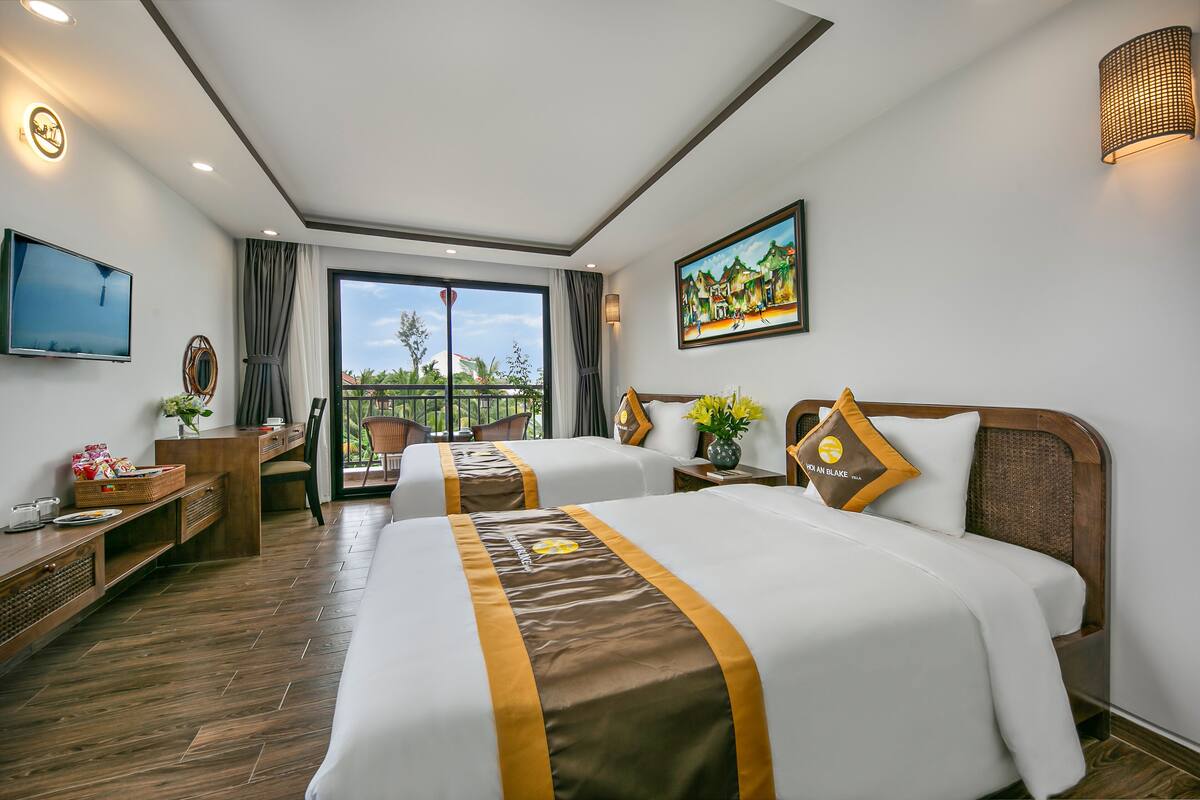 Deluxe Quadruple Room | Premium bedding, minibar, desk, laptop workspace