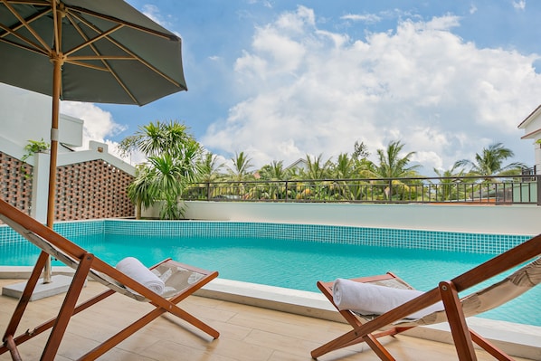 Hồ bơi ngoài trời, mở cửa từ 6:00 đến 22:00, dù/ô trên bãi biển/hồ bơi