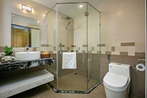 Shower, rainfall showerhead, free toiletries, hair dryer - Villa Blake Hoi An (Da Nang)