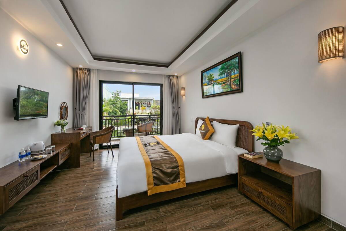 Deluxe Room | Premium bedding, minibar, desk, laptop workspace