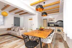 Maison Deluxe, 2 chambres, piscine privée, vue sur la mer (Black Villa) | Repas dans la chambre