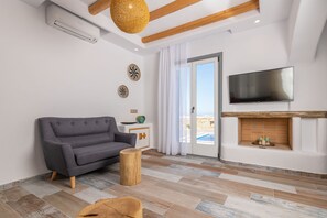 Deluxe-Haus, 2 Schlafzimmer, eigener Pool, Meerblick (Coral Villa) | Wohnbereich | Smart-TV