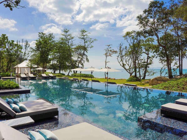 Outdoor pool, pool umbrellas, sun loungers