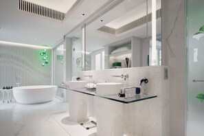 Separate tub and shower, jetted tub, hydromassage showerhead - Banyan Tree Krabi (Krabi)