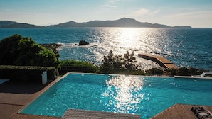 A swimming pool with a view of the sea and mountains. - Palmalife Bodrum Resort & Spa (Bodrum)
