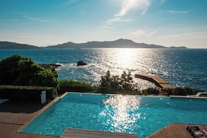 Piscine couverte, piscine extérieure (ouverte en saison)