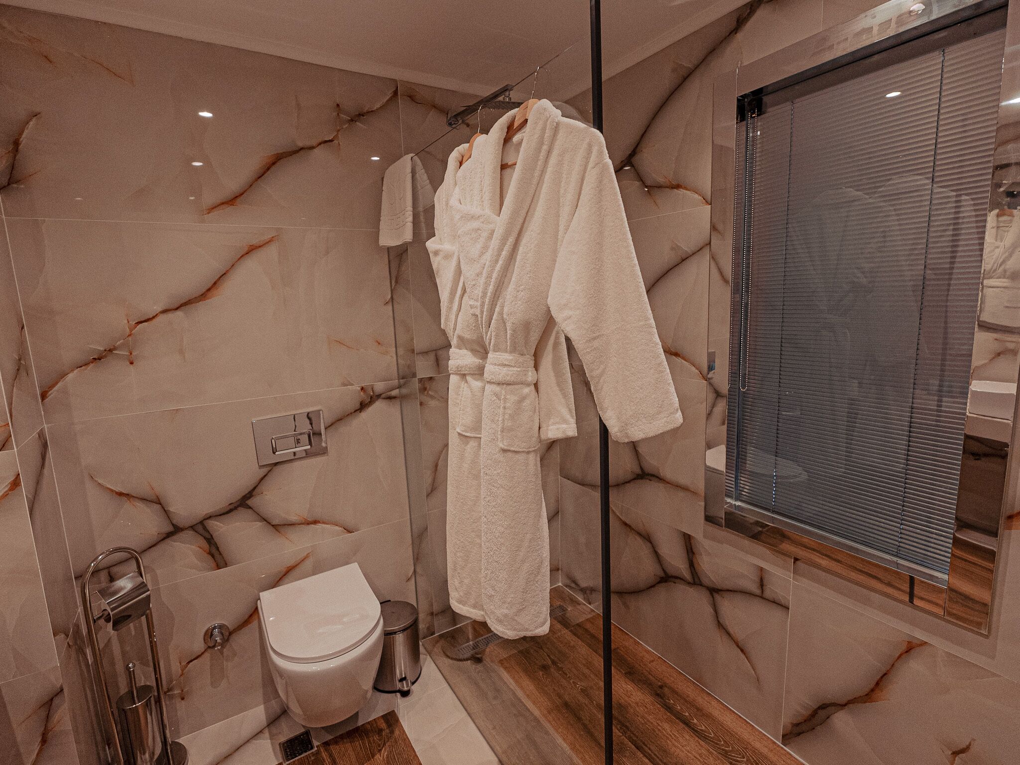 Suite Deluxe, 1 habitación, balcón, vista al mar | Baño | Regadera, regadera tipo lluvia, amenidades de baño de diseñador 