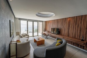 Suite Deluxe, 1 habitación, balcón, vista al mar | Área de sala de estar | Televisión LCD 