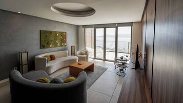 Suite Deluxe, 1 habitación, balcón, vista al mar | Televisión