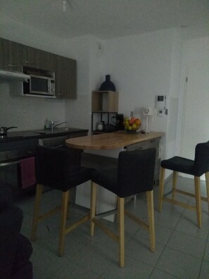 Microwave, oven, stovetop, coffee/tea maker - Sunny T2 apartment with woodland view (Audenge)