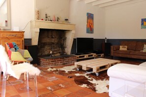 Smart-tv, een open haard, een dvd-speler en boeken