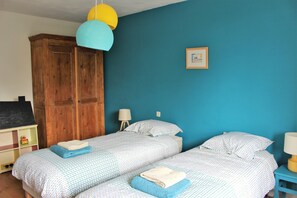 4 habitaciones, escritorio y tabla de planchar con plancha 
