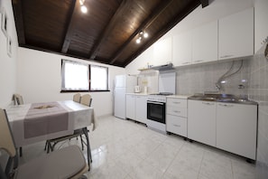 Apartment (A1) | Private kitchen | Fridge, oven, stovetop, electric kettle - Apartment Maslina (Zadar)