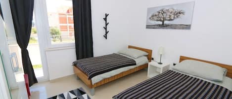 2 chambres, fer et planche Ă repasser