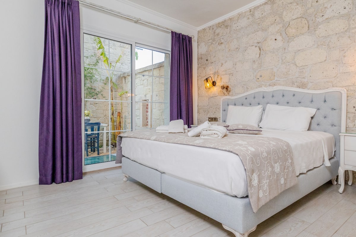 deluxe double room | egyptian cotton sheets, premium bedding, minibar, in-room safe