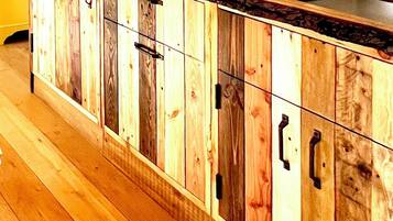 Réfrigérateur, micro-ondes, plaque de cuisson, cafetiÚre/bouilloire