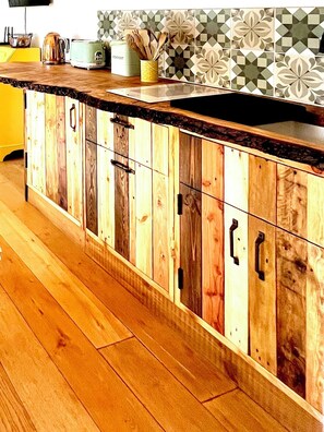 Een koelkast, een microgolfoven, een kookplaat