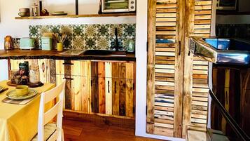 Réfrigérateur, micro-ondes, plaque de cuisson, cafetiÚre/bouilloire