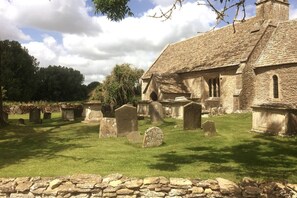 Property grounds - Golden Stone Country Retreat, Cotswolds (Ampney Saint Mary)