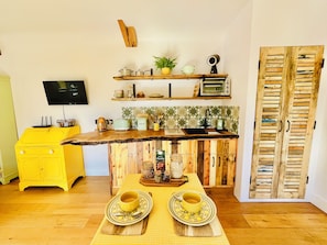 Fridge, microwave, stovetop, coffee/tea maker - Golden Stone Country Retreat, Cotswolds (Ampney Saint Mary)