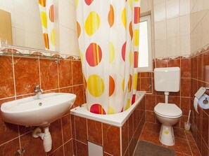 Appartement | Salle de bain | Serviettes fournies, savon, papier de toilette