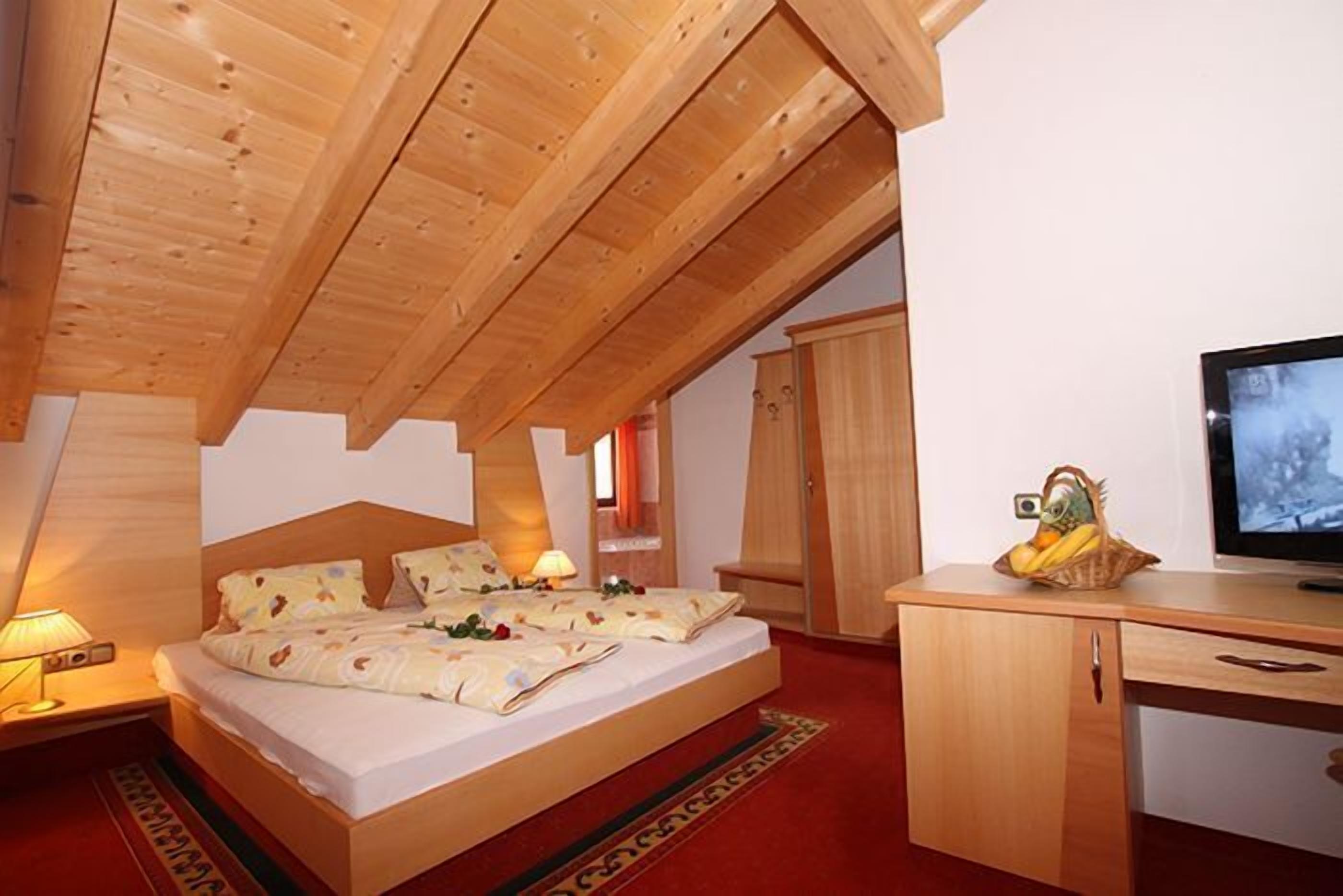 junior suite | desk, laptop workspace, soundproofing, free wifi