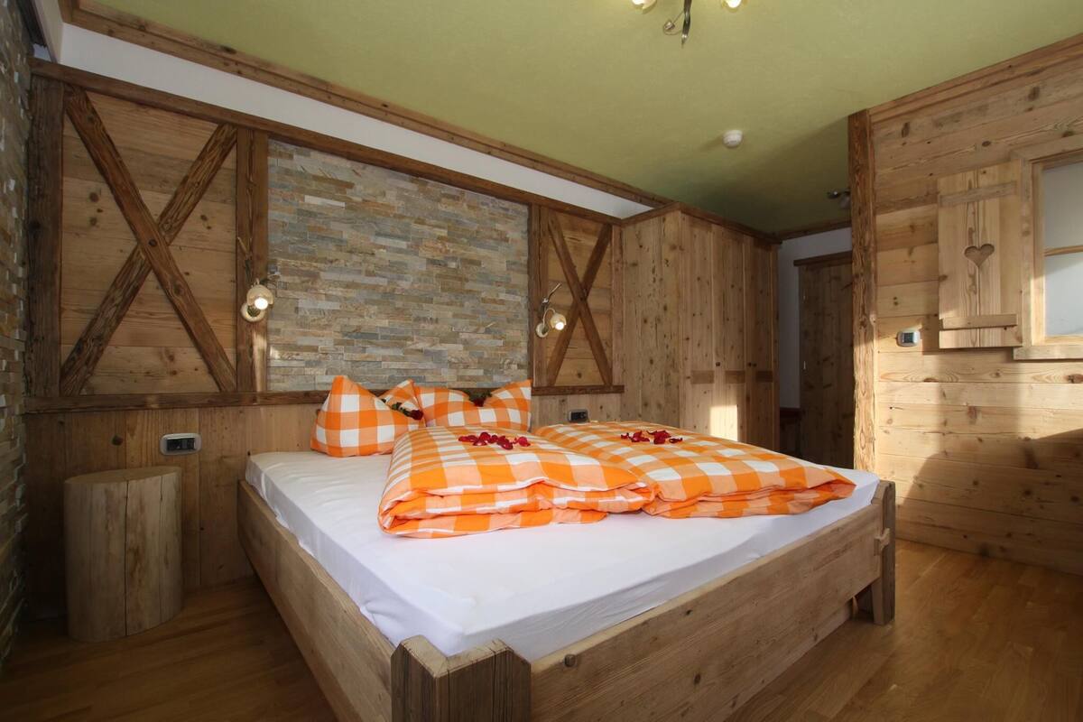 Phòng đôi tiện nghi đơn giản | Bàn, khu vực làm việc phù hợp cho laptop, phòng cách âm