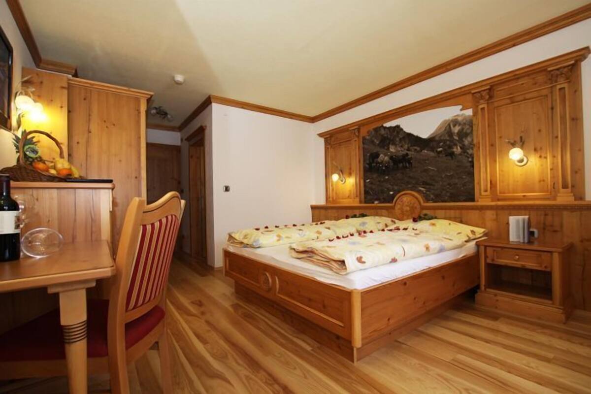 Phòng đôi Superior | Bàn, khu vực làm việc phù hợp cho laptop, phòng cách âm