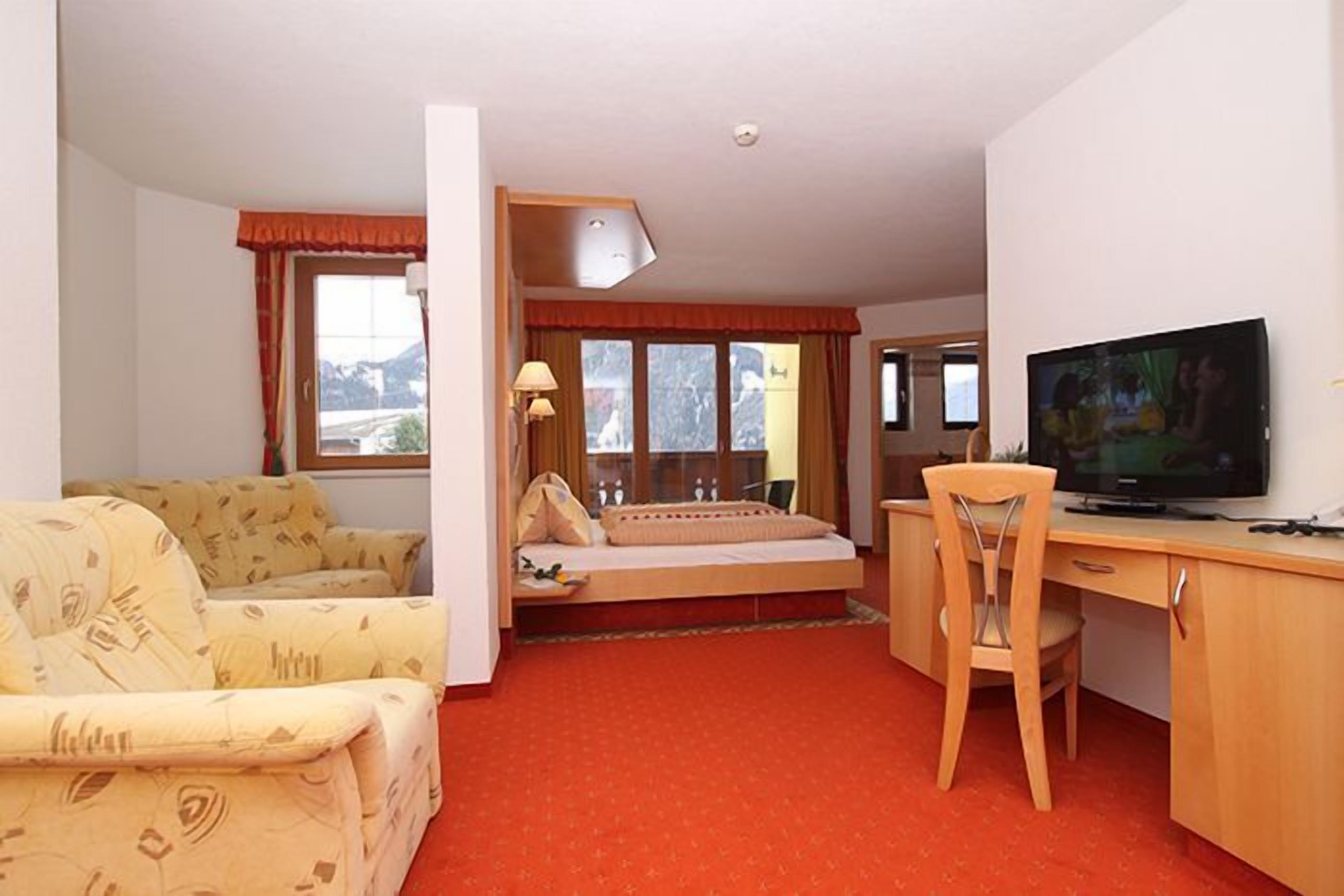 junior suite | desk, laptop workspace, soundproofing, free wifi