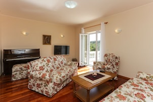 Apartment (Comfort 1-Bedroom Apt with Balcony) | Living room