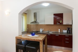Appartement (One-Bedroom Apartment with Patio) | Cuisine privée | Réfrigérateur