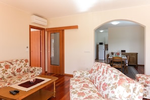 Apartment (Comfort 1-Bedroom Apt with Balcony) | Living room