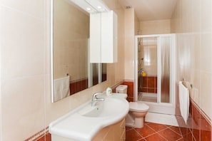 Apartment (Comfort 1-Bedroom Apt with Balcony) | Bathroom | Shower, towels