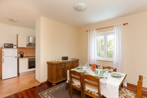 Apartment (Comfort 1-Bedroom Apt with Balcony) | Dining room