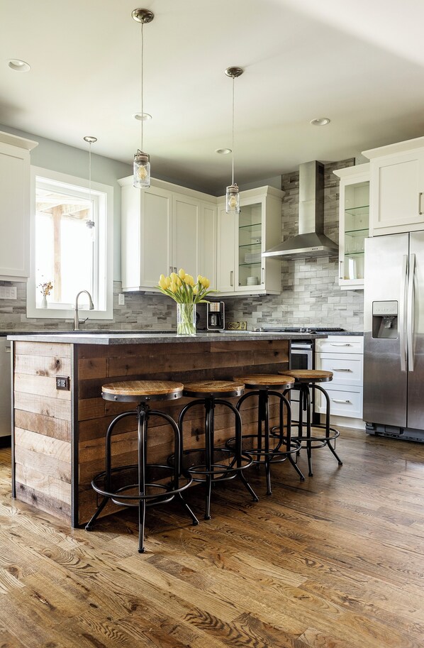 Refrigerador, microondas, horno y parrilla de estufa 