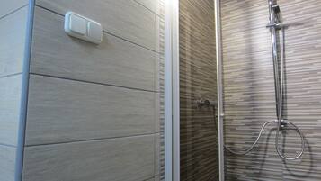 Dusche, Haartrockner, Bidet, Toilettenpapier