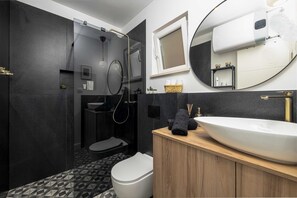 Apartment (Superior 1 Bedroom Apt with Terrace) | Bathroom | Shower, towels