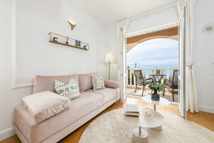 Apartment (Superior 1 Bedroom Apt with Terrace) | Living room | TV