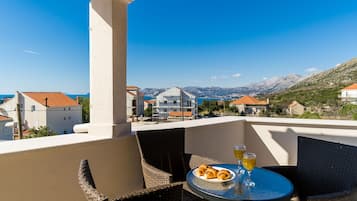 Studio (Deluxe Studio w/ Balcony n City View) | Balcony