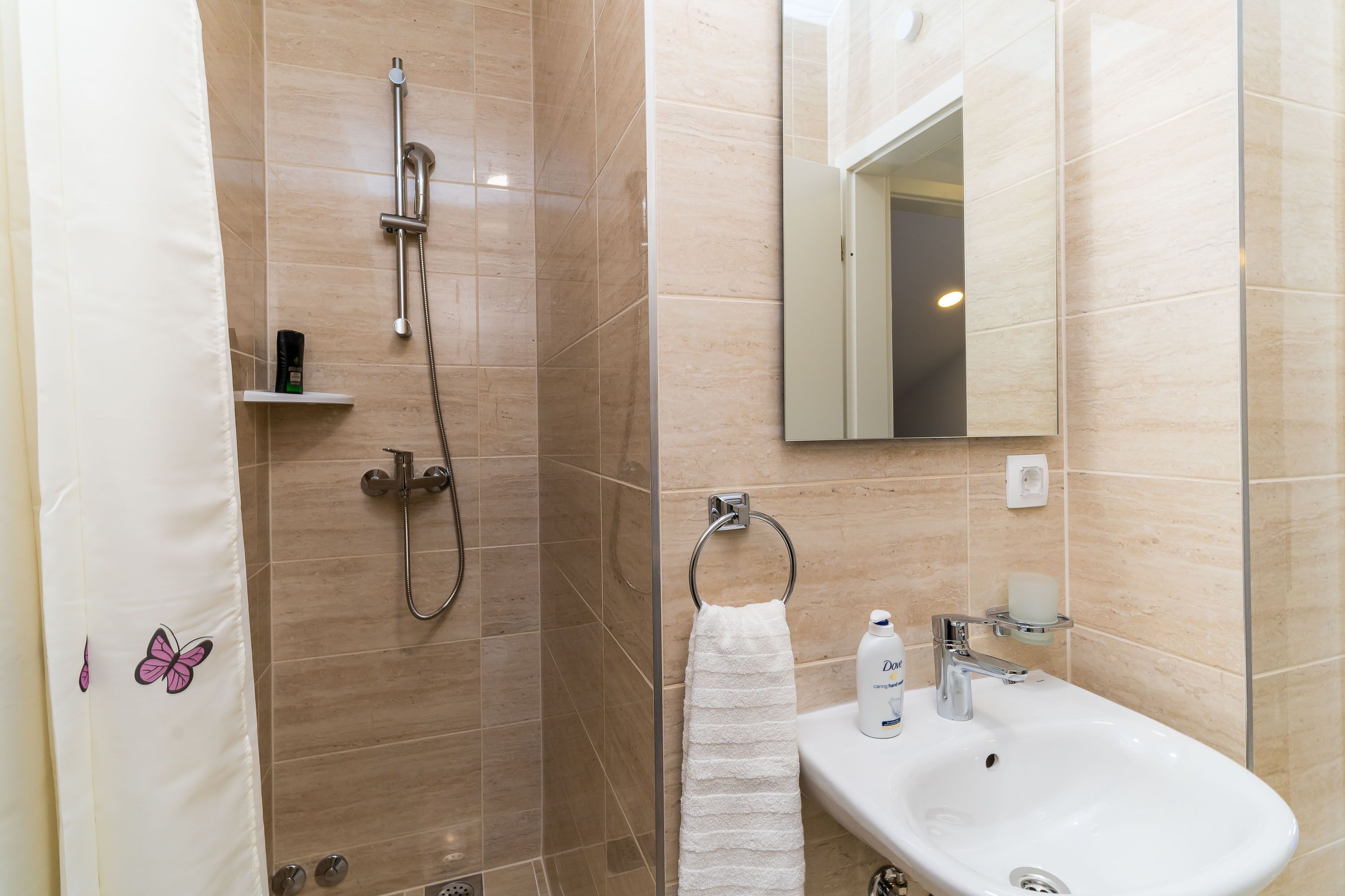 Een douche, handdoeken