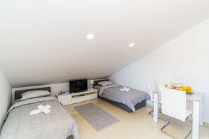 Studio (Deluxe Studio w/ Balcony n City View) | 1 sovrum