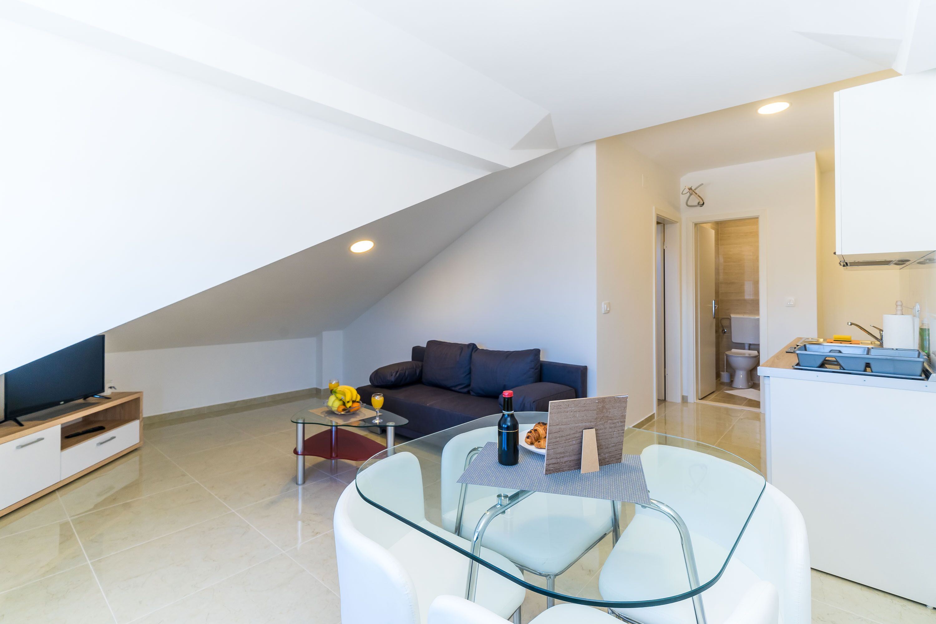 Căn hộ (One Bedroom Apartment with City View) | Phòng khách