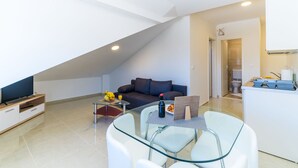아파트 (One Bedroom Apartment with City View) | 거실